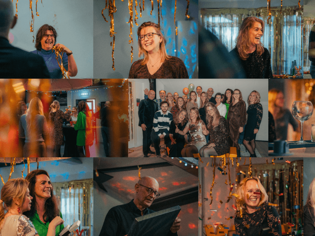 Een collage van 9 beelden met op elk beeld een lachend persoon. Van het plafond hangen lange gouden slingers. In het midden staat een groepsfoto.